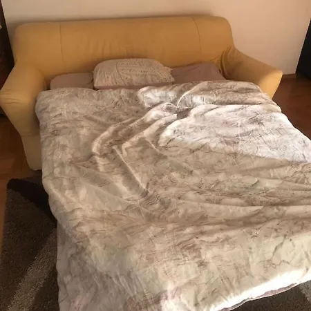 Budget Double Bed Private & Open Living Sofa Bed In Centre منزل للإقامة لوبلين
